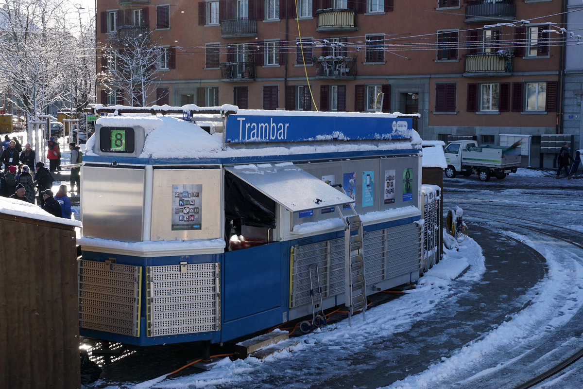 Am 9. Dezember 2017 konnten die Verkehrsbetriebe Zürich sowie die Basler Verkehrsbetriebe anlässlich von grossen Tramfesten Streckenausbauten einweihen, die ab dem kommenden Fahrplanwechsel vom 10. Dezember 2017 planmässig befahren werden.
VBZ Züri Linie TRAMVERBINDUNG HARDBRUECKE
Die neue Linie 8 schafft Anschluss quer durch Zürich
Ihre Vorteile:
1. Anwohner und Beschäftigte in den Kreisen 4 und 5 erhalten direkten Anschluss an die S-Bahnen am Bahnhof Hardbrücke.
2. Die Arbeitsplätze in Zürich-West werden noch besser erschlossen.
3. Zugpendler erhalten beim Bahnhof Hardbrücke einen bequemen Anschluss ans Zürcher Tramnetz.
4. Vom Paradeplatz und Stauffacher führt eine direkte Linie via Hardbrücke ins Hardturm-Quartier.
5. Die Tramlinie verbindet die Kultur-und Unterhaltungsangebote der beiden lebhaften Quartiere 4 und 5.
Impressionen vom 9. Dezember 2017.
Foto: Walter Ruetsch
