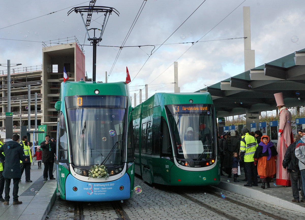 Am 9. Dezember 2017 konnten die Verkehrsbetriebe Zrich sowie die Basler Verkehrsbetriebe anlsslich von grossen Tramfesten Streckenausbauten einweihen, die ab dem kommenden Fahrplanwechsel vom 10. Dezember 2017 planmssig befahren werden.
BVB Tramlinie 3
Basel - Bahnhof Saint-Louis GUT VERBUNDEN.
Die Tramlinie 3 endet heute auf der Basler Seite bei der Haltestelle Burgfelderhof.
Ab Fahrplanwechsel, 10. Dezember 2017, verkehrt die Linie 3 bis zum Bahnhof von Saint-Louis in Frankreich.
Impressionen vom 9. Dezember 2017.
Neue Endhaltestelle neben dem SNCF-Bahnhof Saint-Louis.
Foto: Walter Ruetsch
