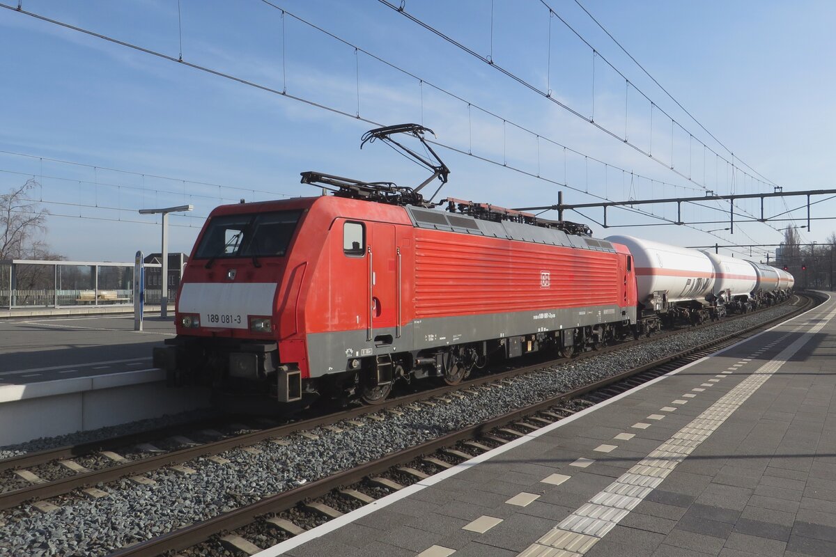 Am 9 Februar 2023 schleppt 189 081 ein Gaskesselwagenzug durch Blerick.