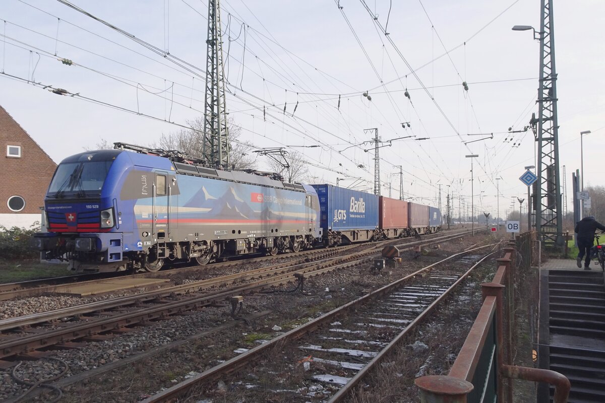 Am 9 Februari 2023 verlässt SBBCI 193 529 mit ein Containerzug Emmerich.