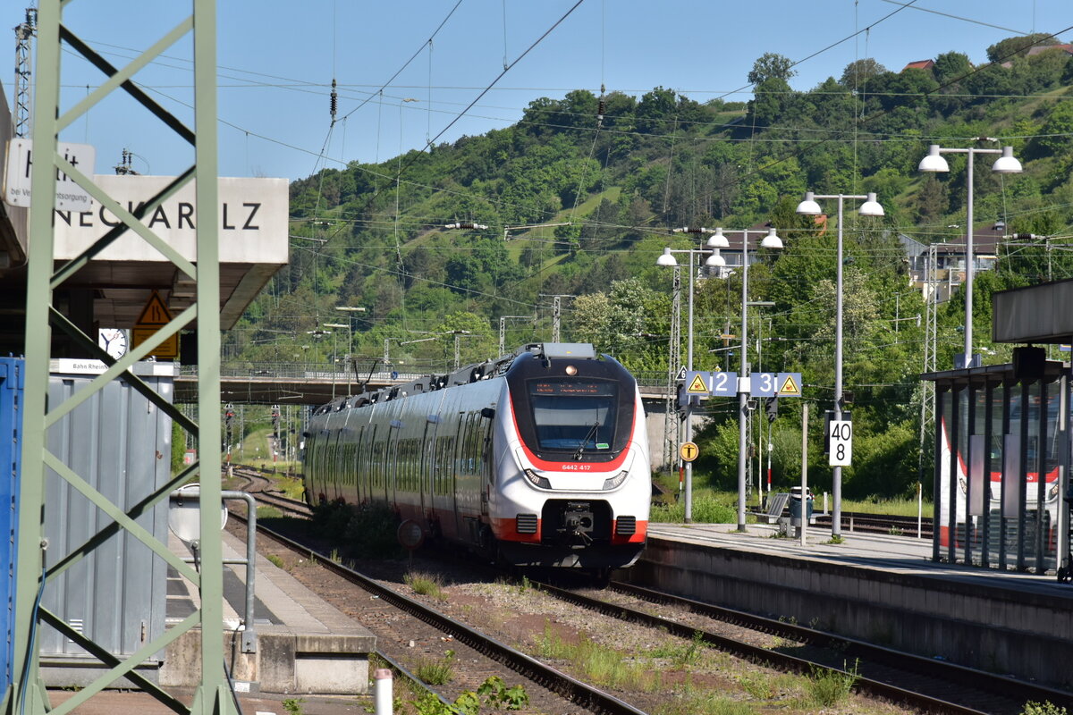 Am 9.5.25 ist der 6teilige Hamster 3442 417 im Bahnhof Neckarelz gerade bei der Anfahrt an den Bahnsteig 2 auf seinem Weg nach Heilbronn. 