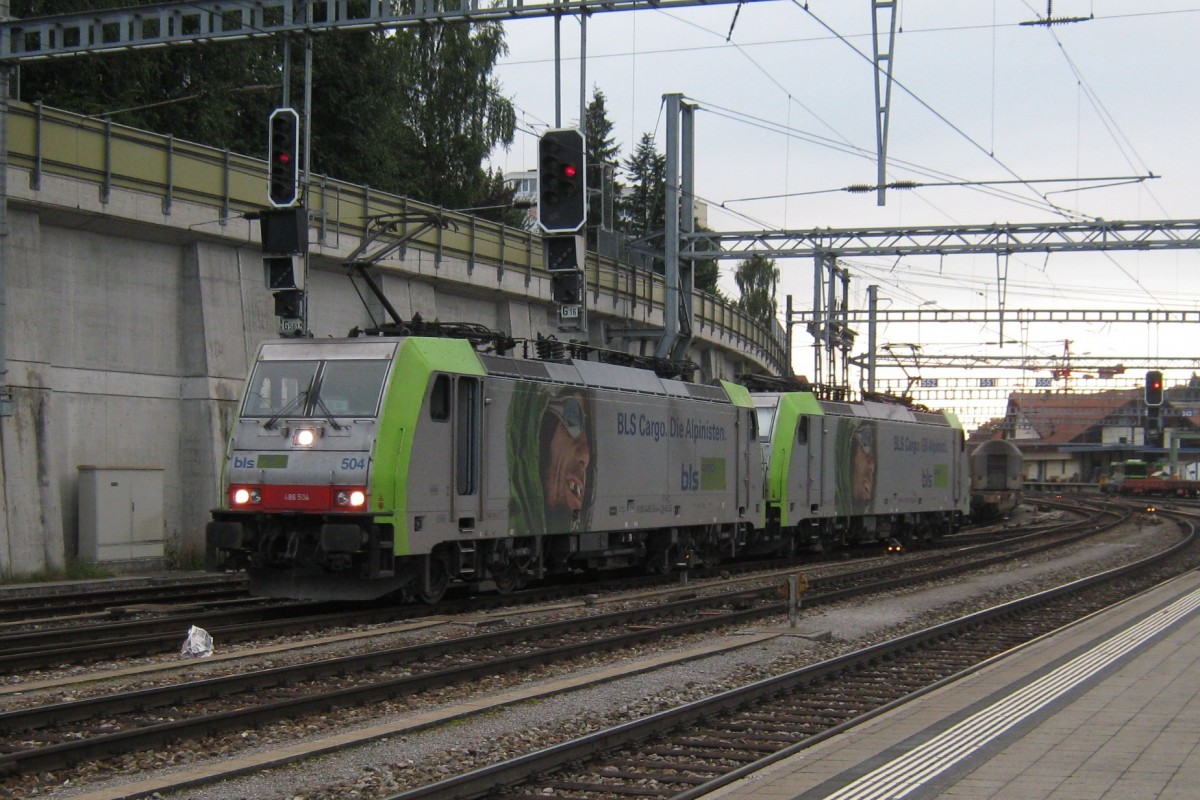 Am Abend von 13 Mai 2010 treft BLS 486 504 mit Schwesterlok in Spiez ein.