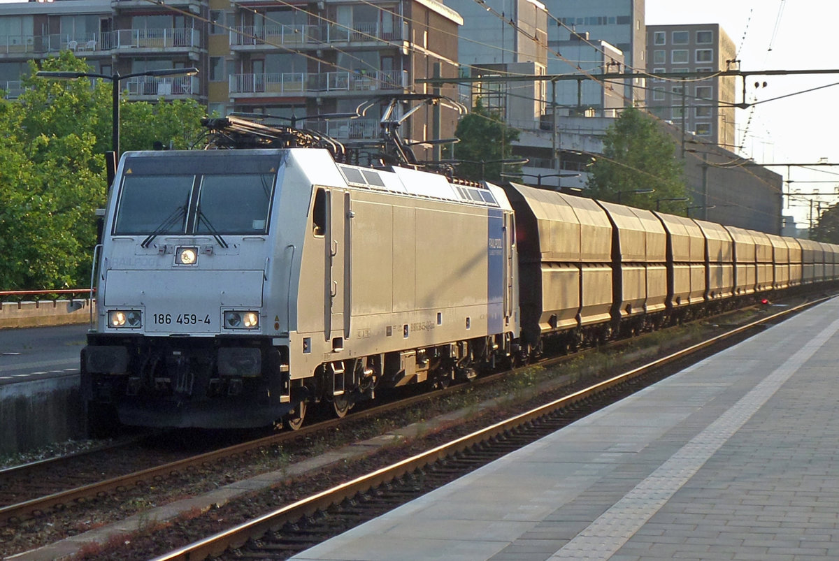 Am Abend von 16 Augustus 2016 durchfahrt CapTrain 186 459 samt Kohlezug Tilburg.