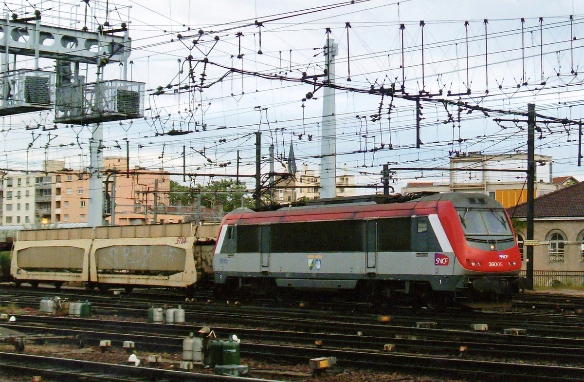 Am Abend von 29 Mai 2008 durchfahrt ein PKW Ganzzug mit 36005 Lyon-Perrache.