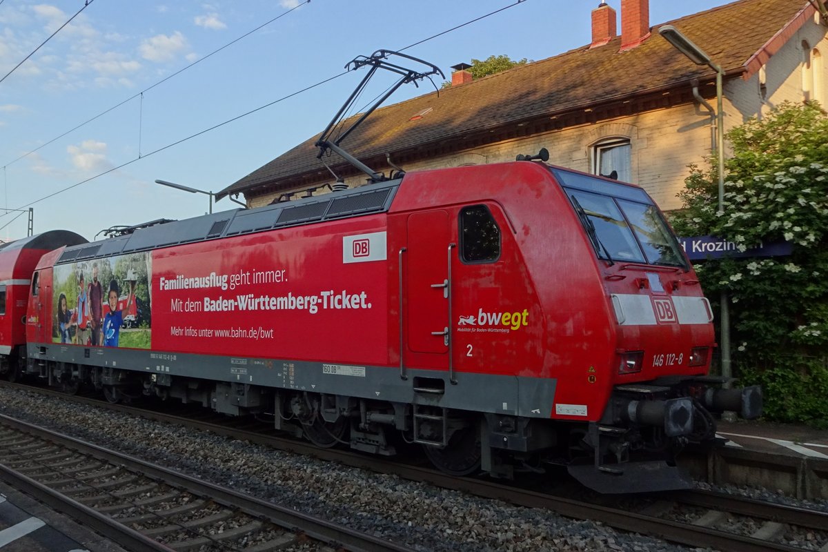 Am Abend von 29 Mai 2019 schiebt 146 112 ein RE nach Freiburg aus Bad Krozingen. 