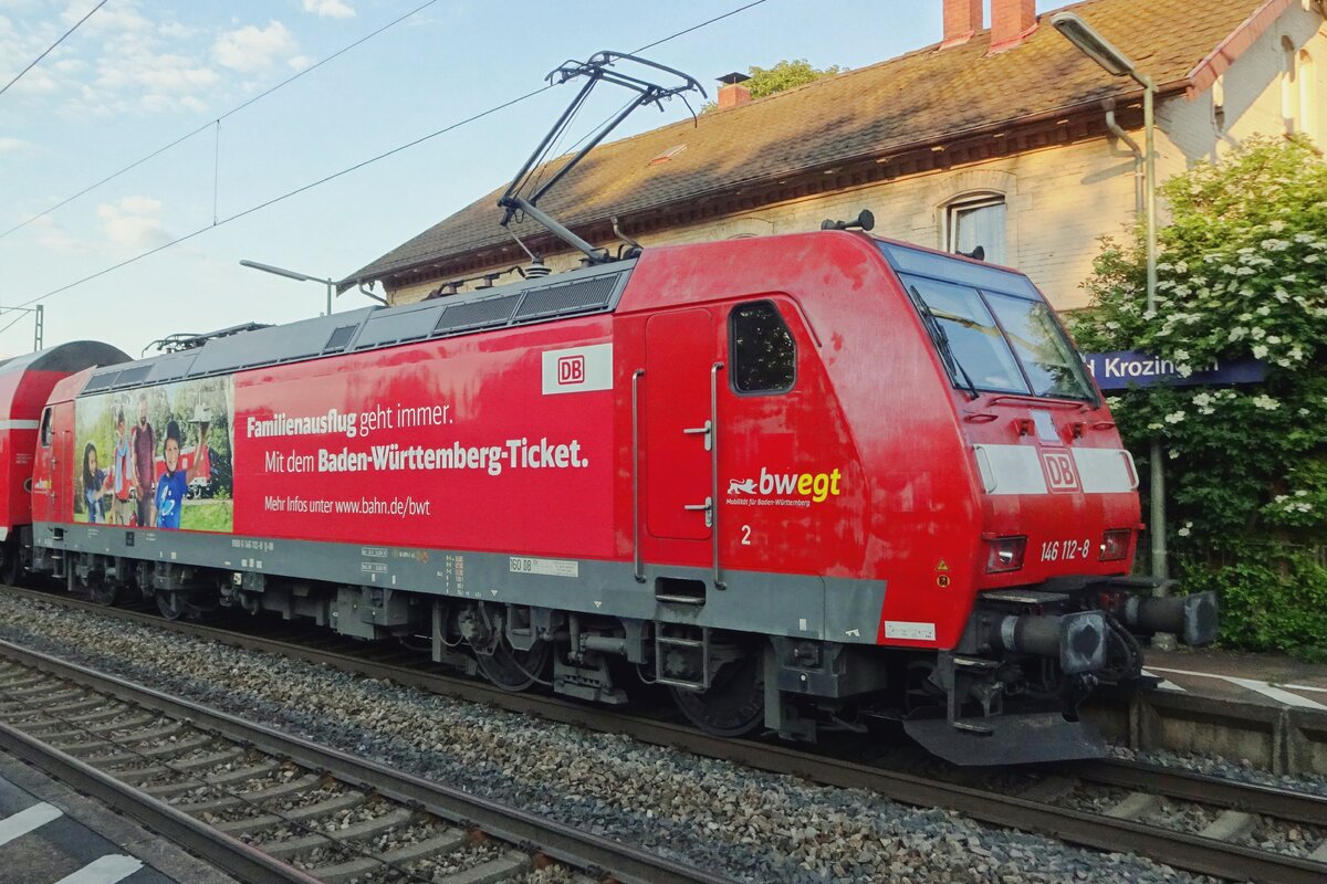 Am Abend von 29 Mai 2019 schiebt 146 112 ein RE nach Freiburg aus Bad Krozingen.