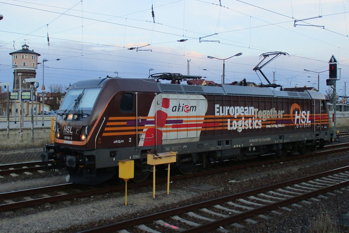 Am Abend von 4 April 2018 ruht sich HSL 187 501 in Angermnde. 