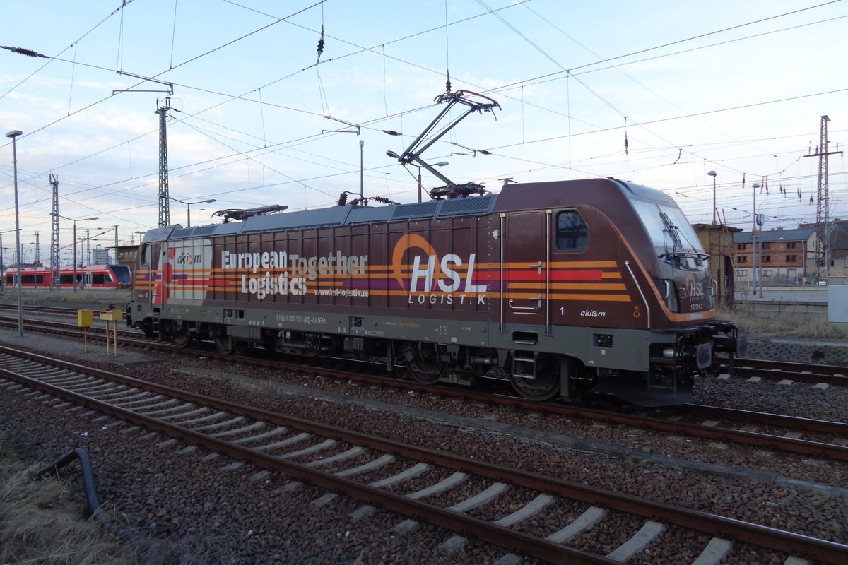 Am Abend von 4 April 2018 ruht sich HSL 187 501 in Angermnde. 