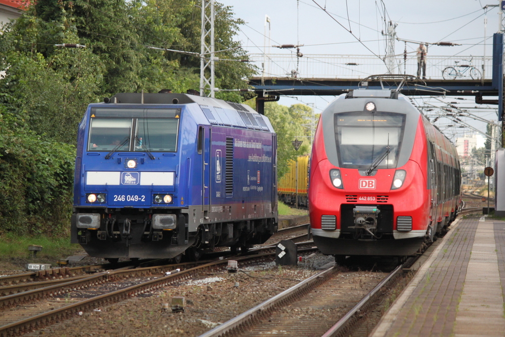 am Abend des 04.08.2017 traf 442 853 im Haltepunkt Rostock-Bramow auf 246 049-2