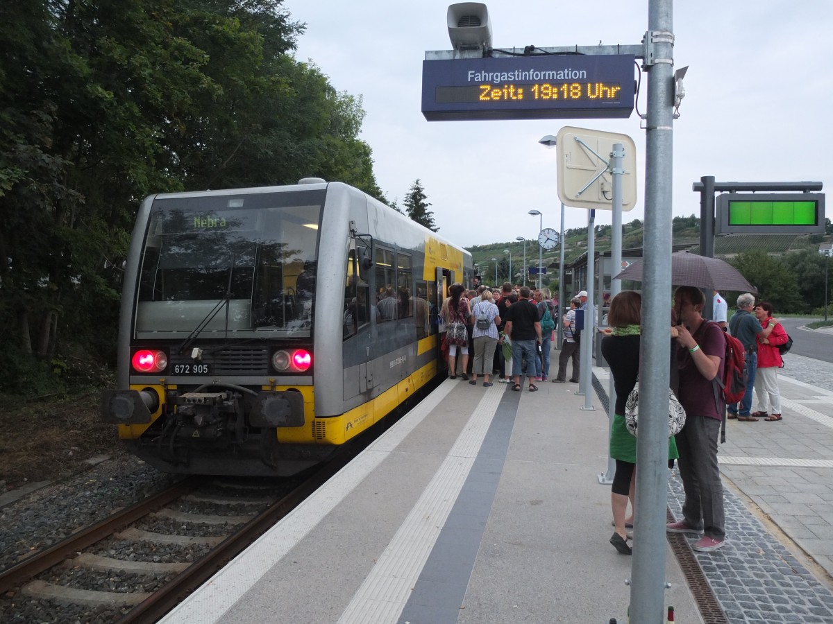 Am Abend des 08.09.2013 wurden die RB´s zwischen Naumburg und Nebra schon wieder mit den gewohnten Triebz�gen der BR 672 gefahren. Obwohl noch zahlreiche Winzerfestbesucher unterwegs waren. Hier 672 xxx + 672 905 als RB 34888 (Naumburg Ost - Nebra) am Haltepunkt Freyburg. Nur mit dr�ngeln und quetschen konnten alle mit. (Foto: Heiko Kern)