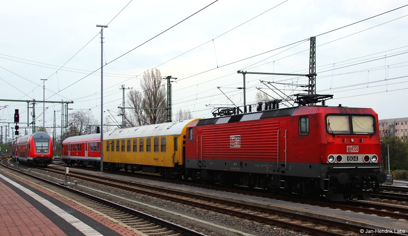 Am Abend des 16.4.15 stand die MEG 604 (143 257-4) mit einem Messzug am Dresdner Hbf. abgestellt.