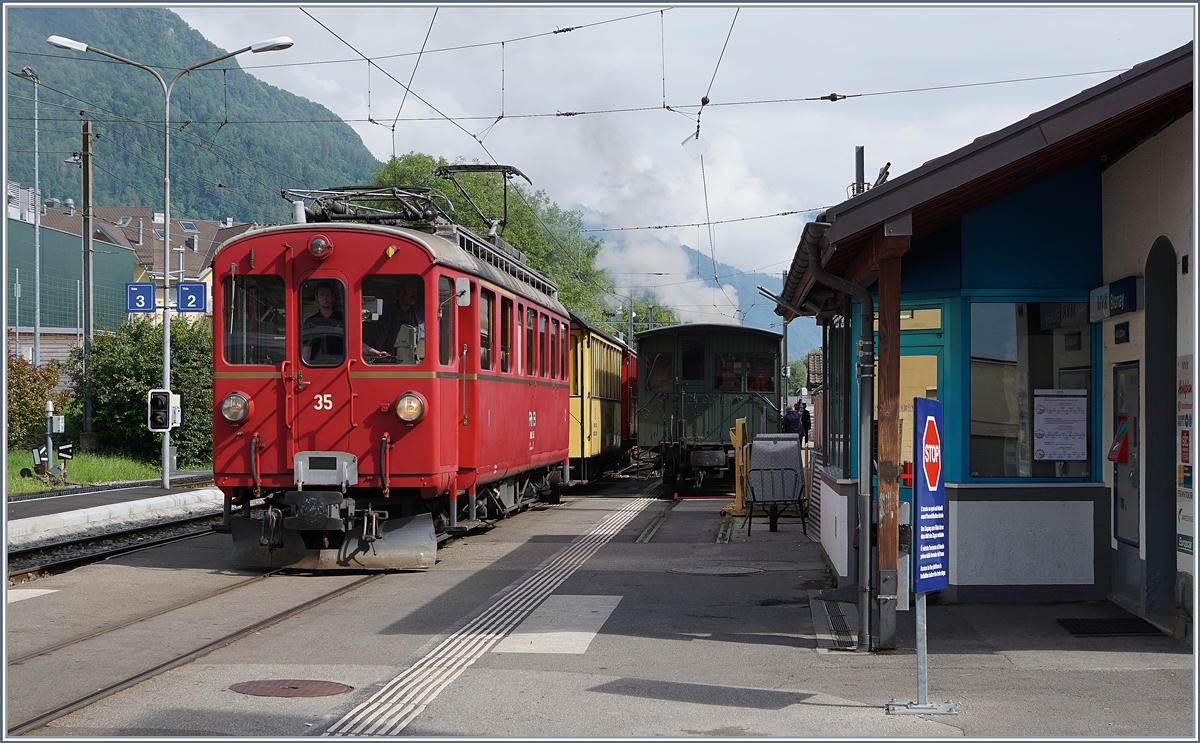 Am Abend des 5 Juni macht sich der RhB ABe 4/4 35 in Blonay mit dem letzten B-C Zug des eindrücklichen Pfingsfestivals 2017 auf den Weg nach Vevey.
5.6.2017