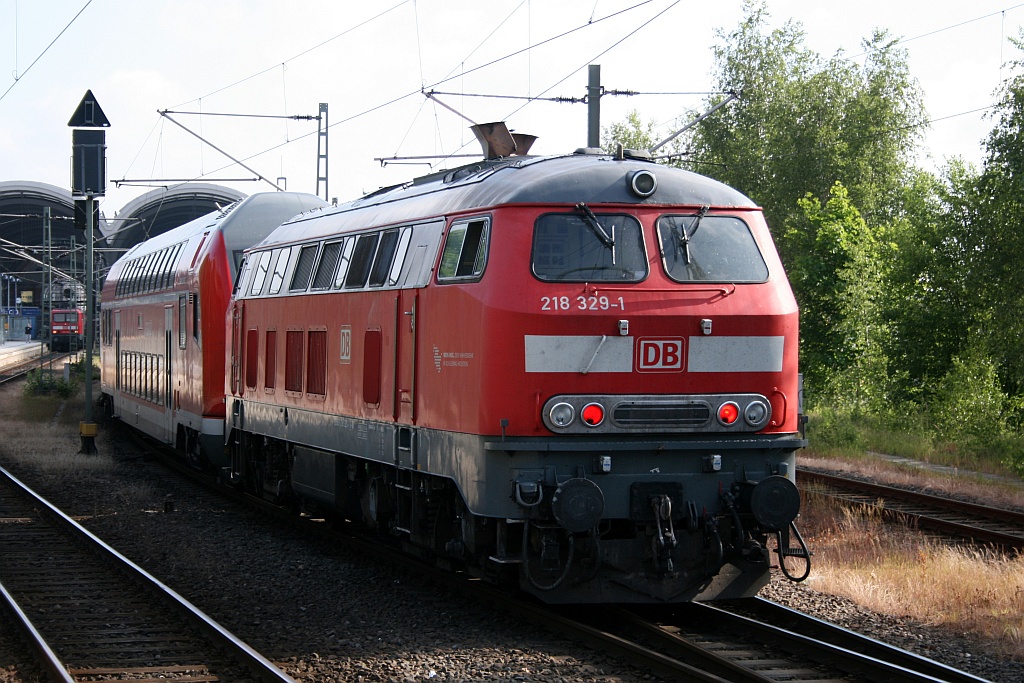 Am anderen Ende des RE's aus Lübeck hing trotz Steuerwagen die 218 329-1. Kiel Hbf 23.06.12