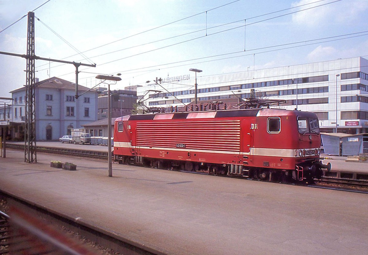 Am Bahnhof von Singen (Hohentwil): Lok 143 923, noch mit der DR-Anschrift. 26.April 1991. 