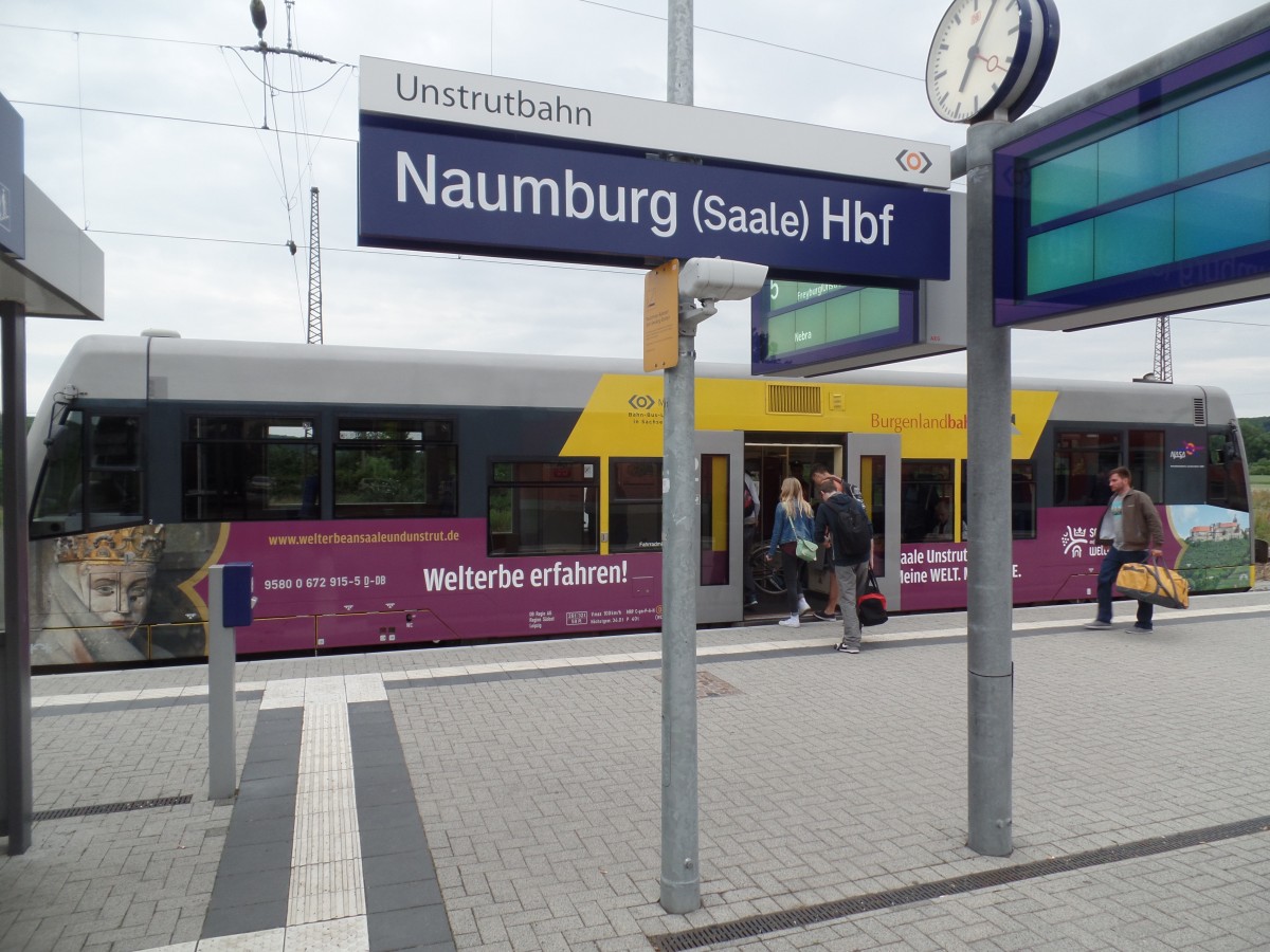 Am Bahnsteig 5 in Naumburg Hbf halten die Züge der Burgenlandbahn ins Unstruttal. So wie am 10.07.2015 der 672 915 als RB 34888 (Naumburg Ost - Nebra), der gleich seine Reise über die Bahnstrecke Naumburg – Reinsdorf (Artern) antritt. (Foto: Thomas Müller)
