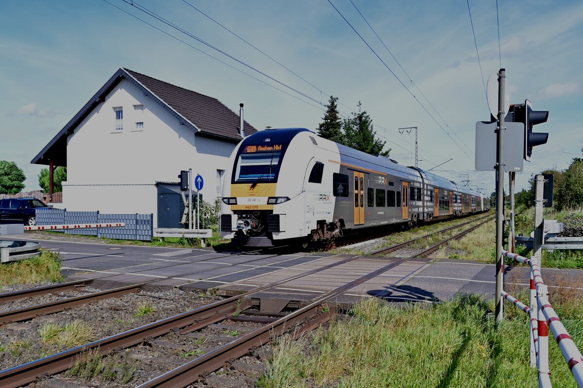 Am BÜ Dahlerweg ist ein RE4 Zug von Dortmund nach Aachen unterwegs am 19.9.2023