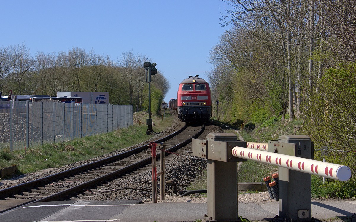 Am B Niebll dann wieder abgefangen 218 307 und 345 mit dem SyltShuttle kurz vor der Einfahrt in den Bahnhof. 19.04.2020