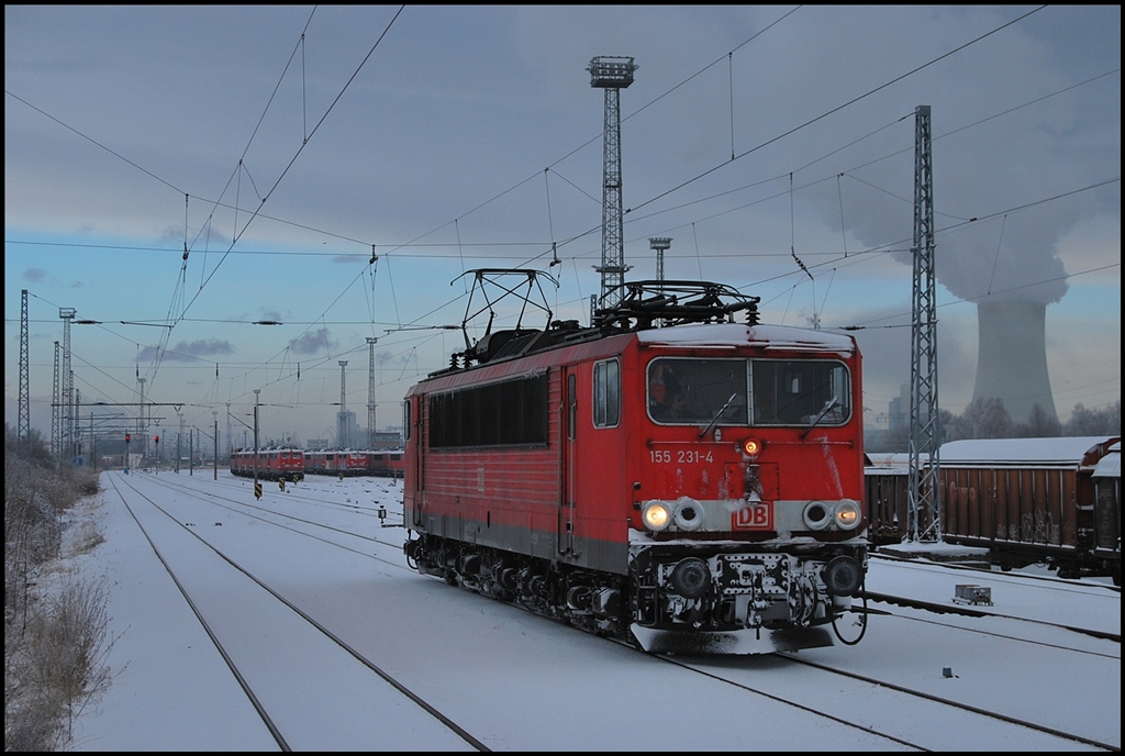 Am eiskalten und verschneiten 17.12.2010 rangiert die 155 231 in Rostock-Seehafen.