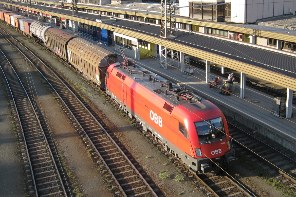 Am Freitag 25 Mai 2012 durchfahrt ÖBB 1116 037 Kufstein. 