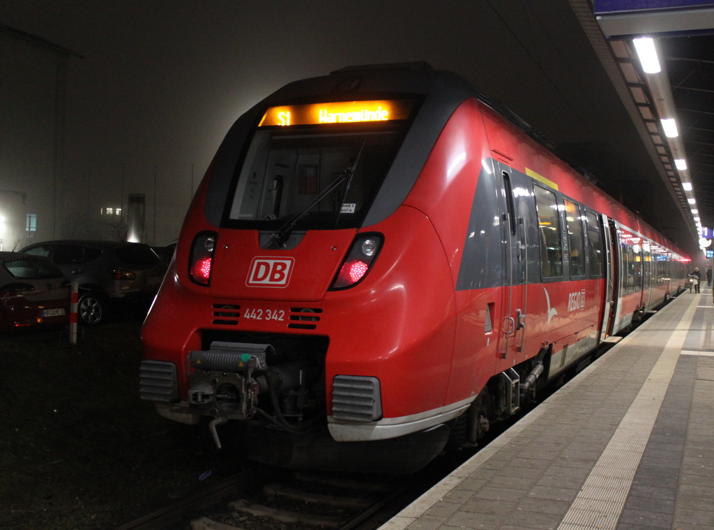 Am frühen Morgen des 03.02.2017 stand 442 342 gegen 06:30 Uhr als S1 von Rostock Hbf nach Warnemünde im Rostocker Hbf.