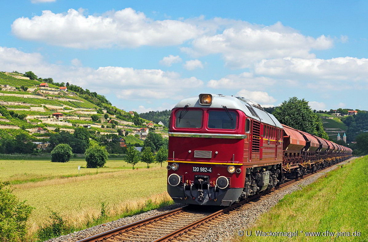 Am frühen Nachmittag des 24.06.2024 zog die EBS V200 507 den DGS 95096 von Großkorbetha nach Karsdorf bei Freyburg durch das schöne Unstruttal. (Foto: Ulf Wackernagel)