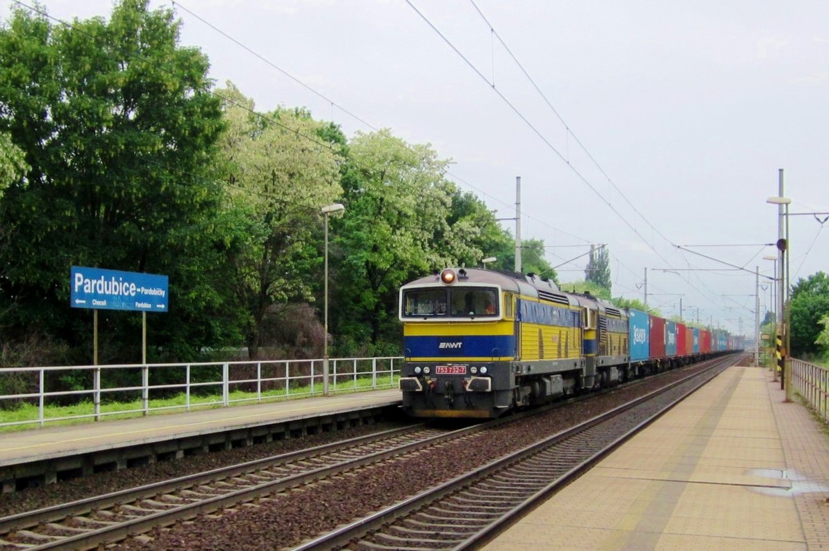 Am ganz nassen 3 Juni 2013 schleppt AWT 753 732 ein Containerzug durch Pardubice-Pardubicky.