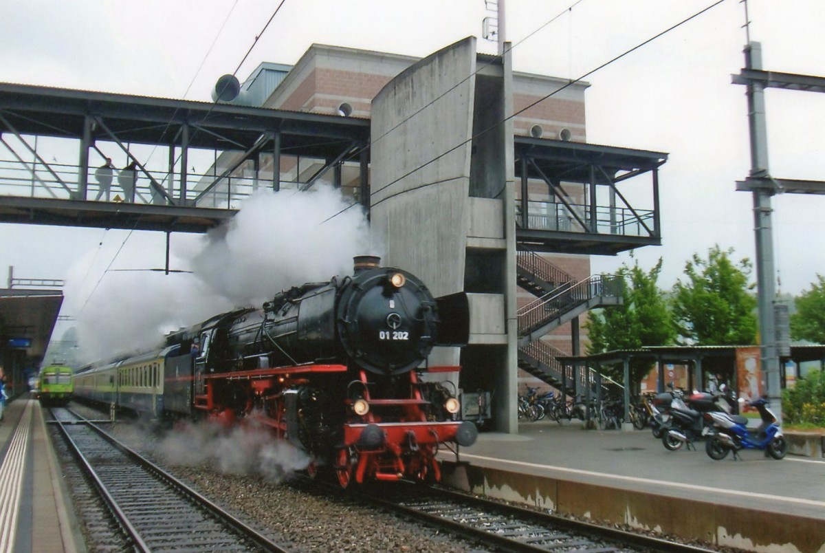 Am grauen 14 Mai 2010 durcheilt 01 202 Spiez auf deren Weg nach Interlaken Ost.