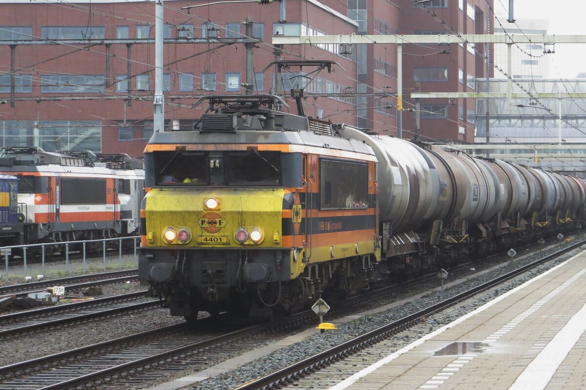 Am grauen 19.Februar 2023 treft RRF 4401 mit ein Kesselwagenzug in Amersfoort ein. INs ra der Mehrsyustemmietloks ist die Einsatz einer ex-1600/1800 bei die RRF eher rar geworden.