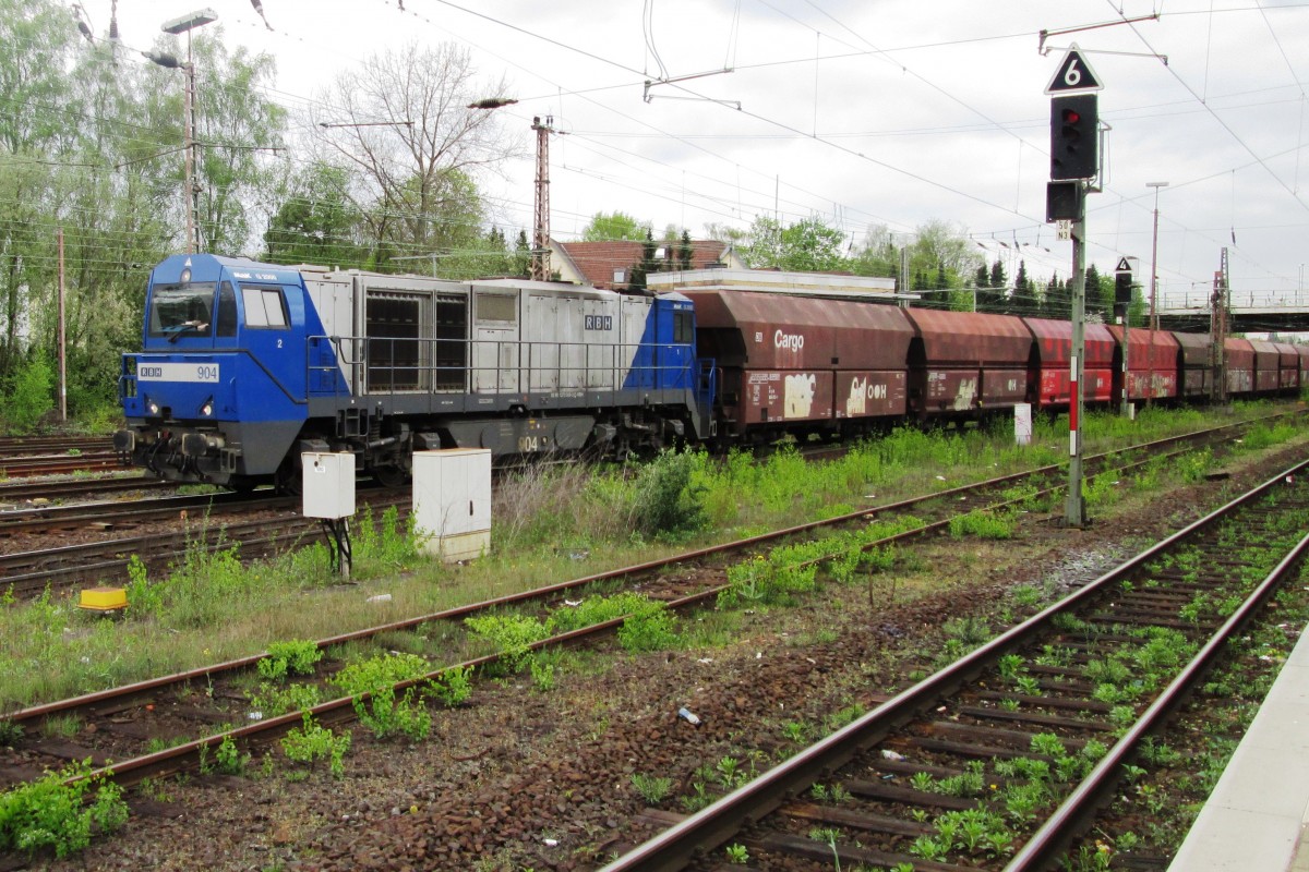 Am grauen 9.April 2014 fahrt ein Kohlependel mit RBH 904 aus Gladbeck West aus.