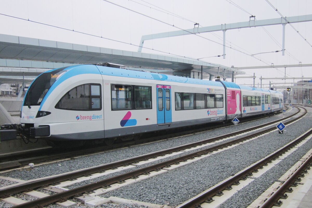 Am grauen Morgen von 28 Mrz 2013 steht BRENG 5046 in Arnhem als RB nach Doetinchem ber Zevenaar.