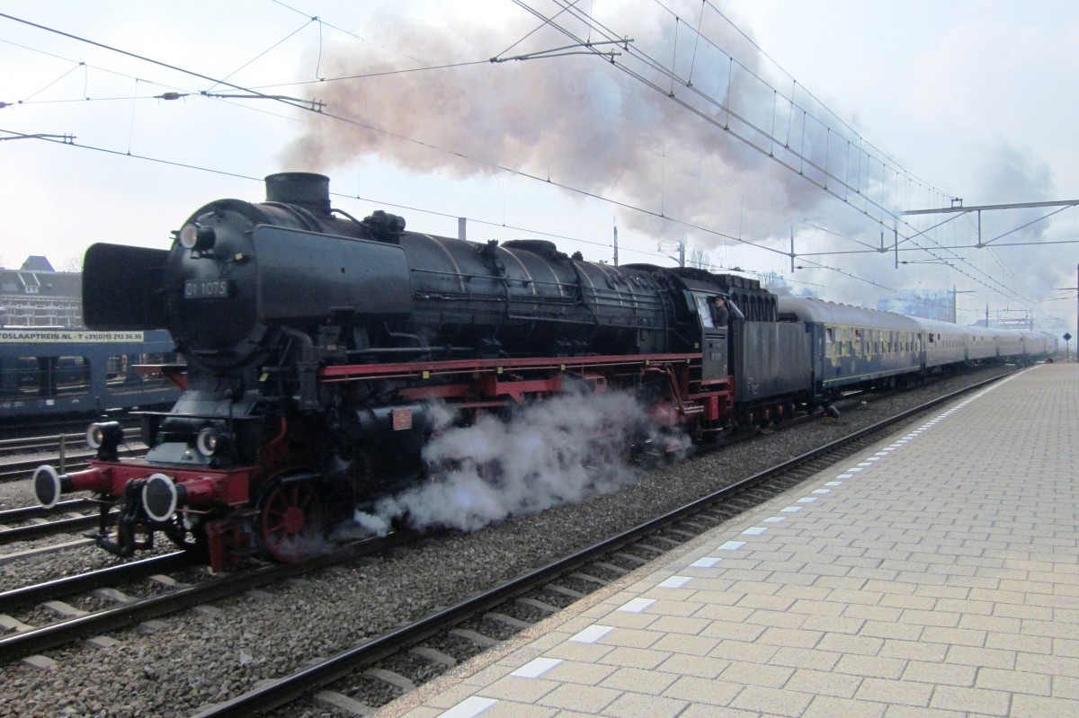 Am Karfreitag 30 März 2013 schnellt 01 1075 mit ein Sonderzug aus Köln durch 's Hertogenbosch.