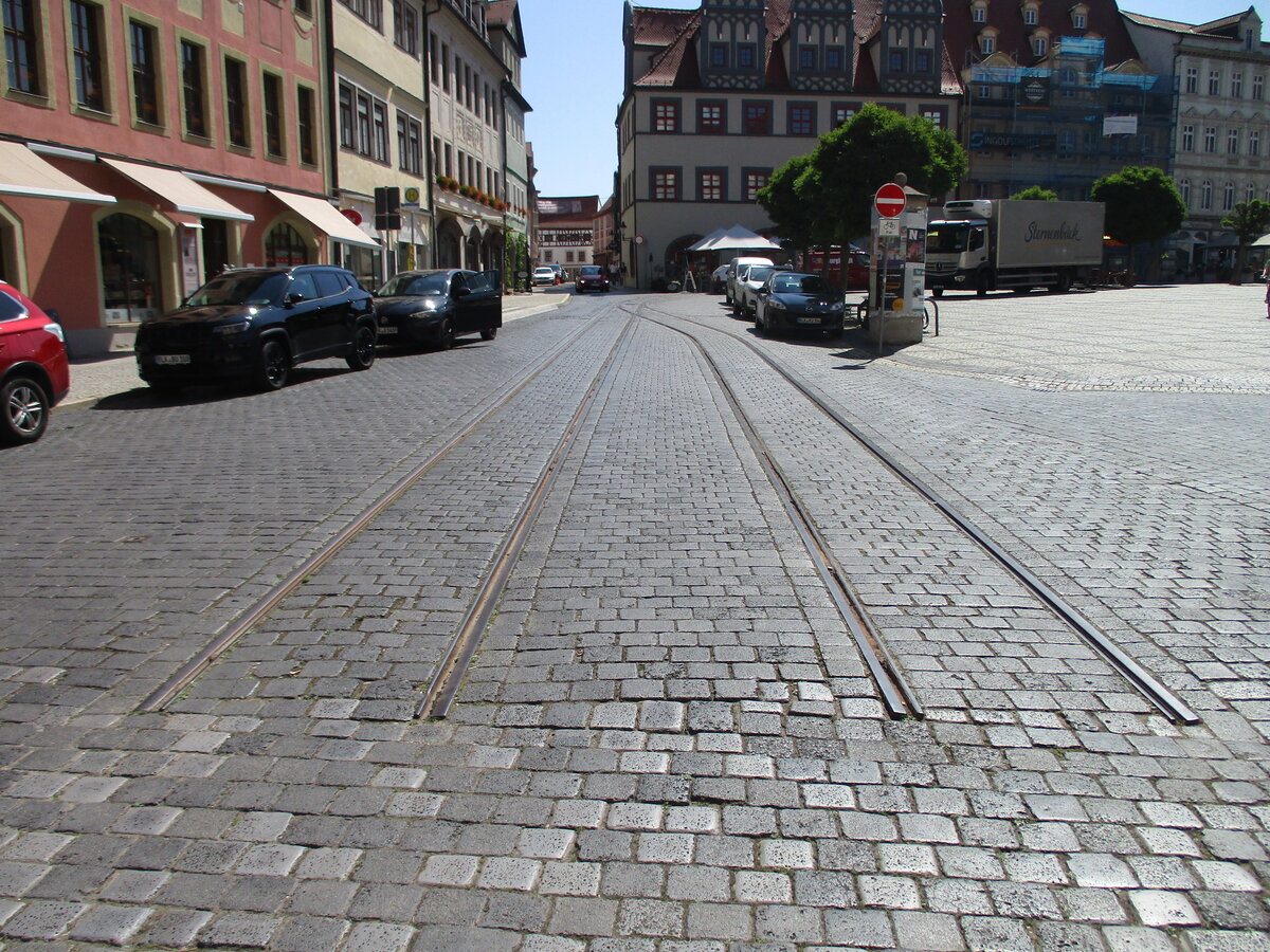 Am Markt in Naumburg findet man noch Gleisreste von der Straßenbahn, als diese noch durch die Innenstadt fuhr; 07.07.2023. (Foto: Mirko Schmidt)