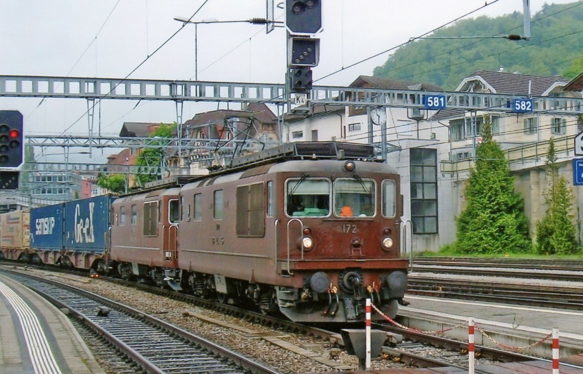 Am miesen 14 Mai 2010 durchfahrt BLS 172 Spiez.