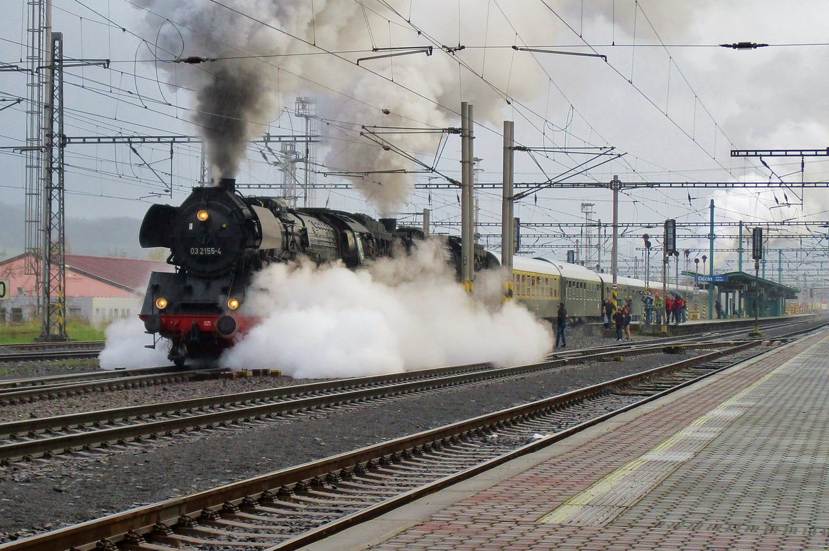 Am miesen 7.April 2017 verlsst 03 2155 samt Sonderzug Decin hl.n. und macht kraftig Dampf.