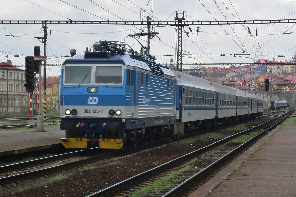 Am Morgen von 6 April 2017 durcheilt 362 125 Praha-Vrsovice.