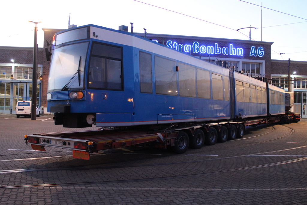 Am Morgen des 03.06.2022 um 04:12 Uhr staunde ich nicht schlecht als der Tieflader mit einem 6N-1 Wagen auf dem Gelände der Rostocker Straßenbahn AG stand.