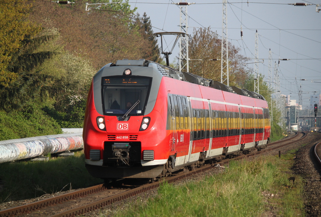 Am Morgen des 14.05.2017 hatte der Tf des 442 858 in Rostock-Bramow gute Laune und begrte den Fotografen mit Fernlicht.