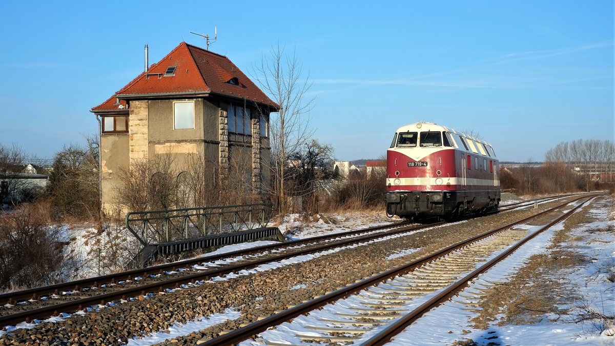 Am Morgen des 19.03.2018 war die EBS 118 719-4 in Laucha unterwegs als Tfzf von Karsdorf nach Naumburg Hbf. Am ehem. Stellwerk Lo erfolgte ein Kreuzungshalt. (Foto: Heiko Kern)