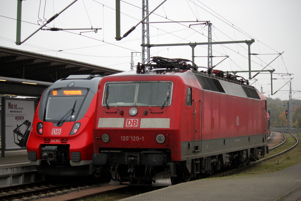 am Morgen des 25.10.2014 traf 120 120-1 auf 442 851-2 im Rostocker Hbf.