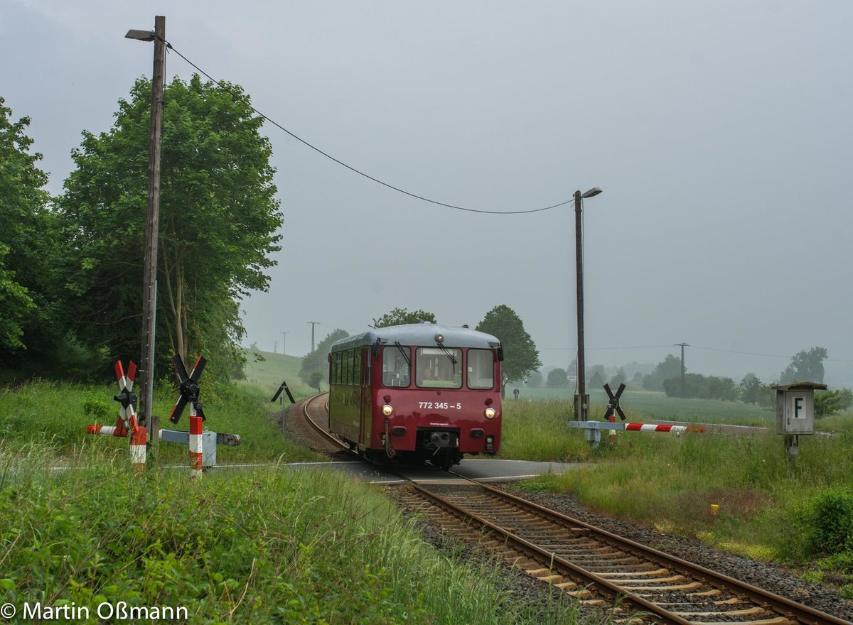 Am Morgen des 28.05.2016 war EBS 772 345-5 von Karsdorf unterwegs zum Fest des Thüringer Eisenbahnverein e.V. in Weimar. Martin Oßmann fotografierte das  Ferkeltaxi  am Bahnübergang  Am Hohn  zwischen Laucha und Balgsädt.