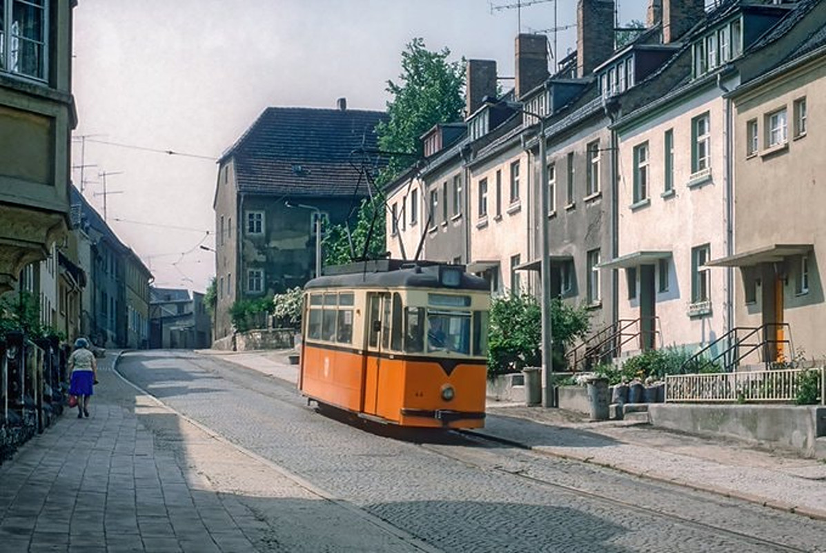 Am Moritzberg in Naumburg (Saale) war am 04.06.1984 der Wagen 44 der Naumburger Straßenbahn als Linie 2 zum Hauptbahnhof unterwegs. (Foto: Biesdorfer83)