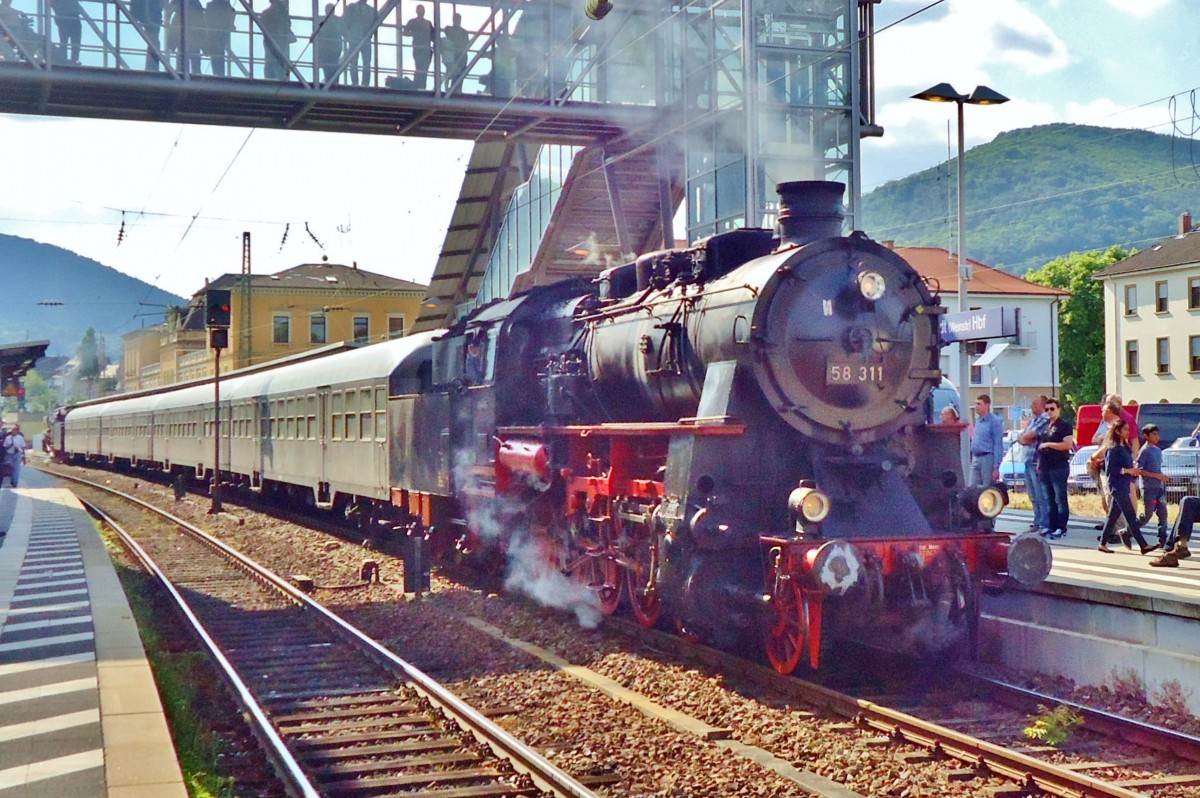 Am nachmittag von 31 Mai 2014 steht 58 311 m it Dampfzug in Neustadt (Weinstrasse). 