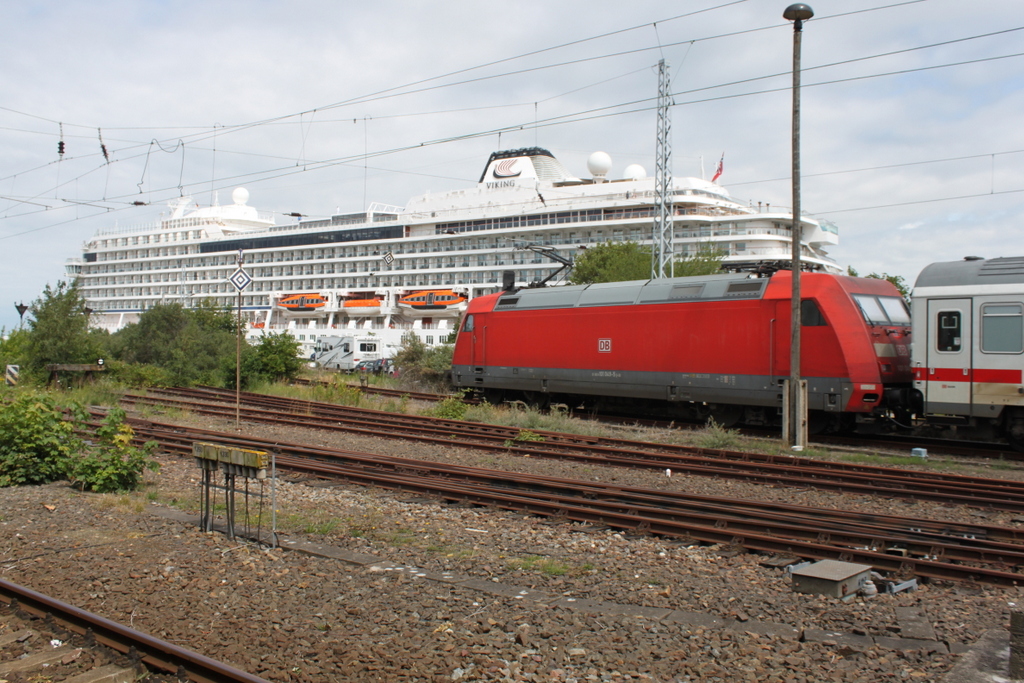 Am Nachmittag des 09.07.2016 traf 101 049-5 in Warnemünde auf die MS Viking Sea.