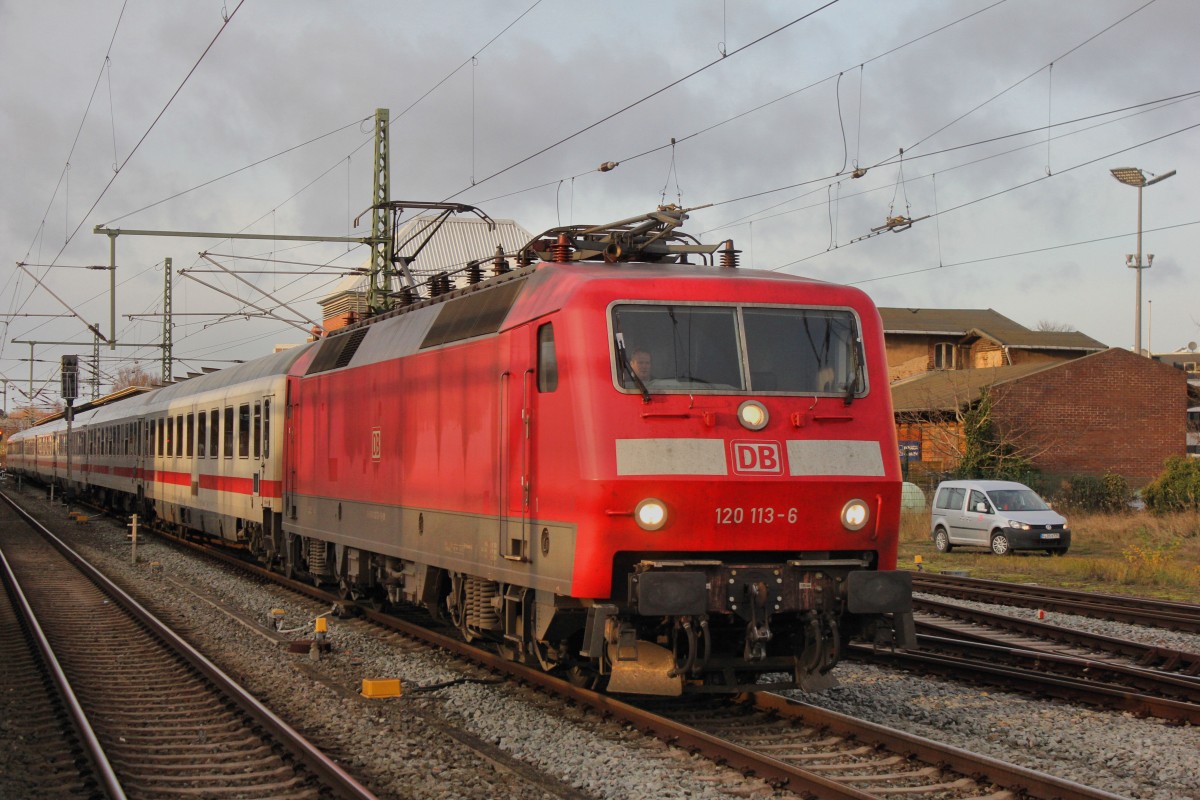 Am Nachmittag des 12.12.2015 war der IC nach Frankfurt am Main Außerplanmäßig wegen einer Weichenstörung auf Gleis 2 in Rostock Hauptbahnhof eingefahren.
Hier zusehen bei der Ausfahrt nach Hamburg Hauptbahnhof.