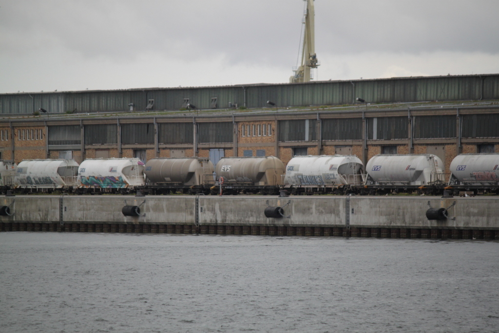 Am Nachmittag des 16.08.2019 bekam ich während meiner Hafenrundfahrt diese Silowagen im Rostocker Überseehafen.