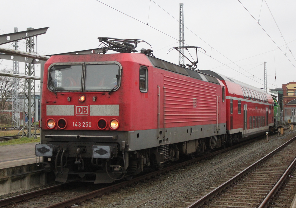 Am Nachmittag stand die ehemalige Rostocker Lady 143 250-9 im Rostocker Hbf.06.12.2019