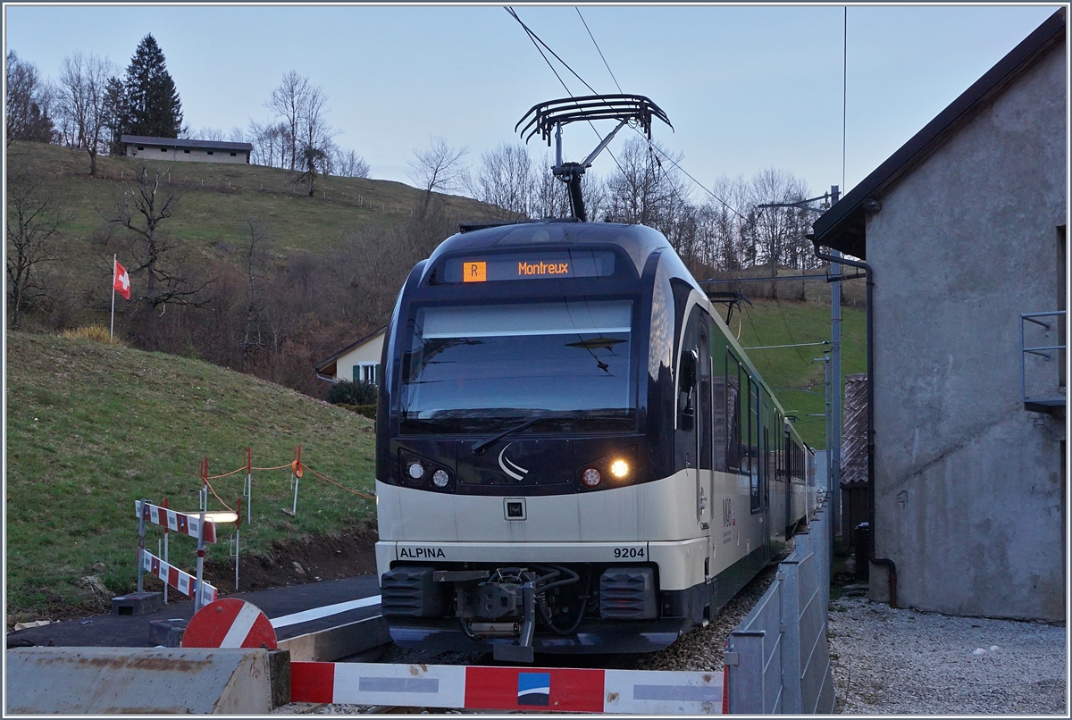 Am Prellbock von Montbovon wartet der MOB  Alpina  Be 4/4 9204 auf die Abfahrt Richtung Montreux.
2. April 2018