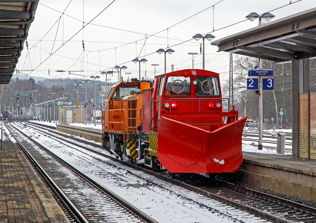 
Am Rückweg nach getaner Arbeit....

Die Lok 44 (92 80 1271 004-4 D-KSW) der KSW (Kreisbahn Siegen-Wittgenstein), eine MaK G 1000 BB, hier im Diensten der DB Netz AG, fährt mit dem Schneepflug BA 851 (Fabr. Beilhack) der DB Netz AG, Schweres Nebenfahrzeug 40 80 947 5 181-0, durch den Bahnhof Kreuztal in Richtung Heimatbahnhof Siegen-Eintracht. 

Hier in Kreuztal hält sich der Schnee in Grenzen, in den höheren Lagen von Sieger- und Sauerland sieht es wohl anders aus.
