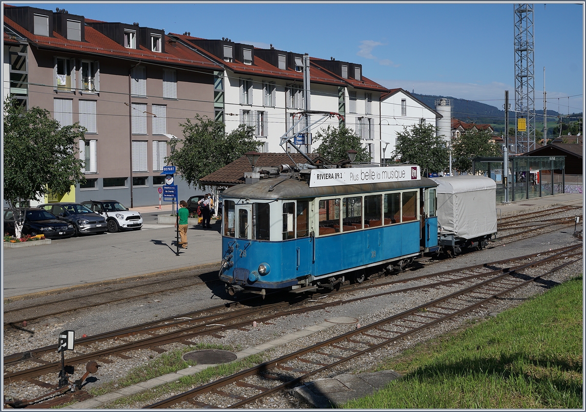 Am Samstag, den 13. Juni um 10:10 sollte (endlich) der erste Bloany Chamby Zug von Blonay nach Chaulin fahren (was er dann auch tat), doch vorher verkehrte noch dieser Dienstzug, der hier in Blonay auf die Abfahrt wartet. 

13. Juni 2020