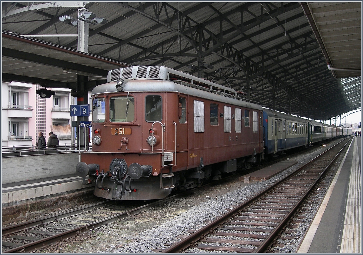 Am Schluss des  Dampfzuges  welch wundervolle Überraschung, war hinter passenden Wagen die BLS Ae 4/4 251 gereiht. Bei aller Faszination der Dampflok, mir gefiel die BLS Ae 4/4 251 noch fast besser, besonders, da diese historische BLS Lok kaum in Lausanne zu sehen ist. 10. Dez. 2016 